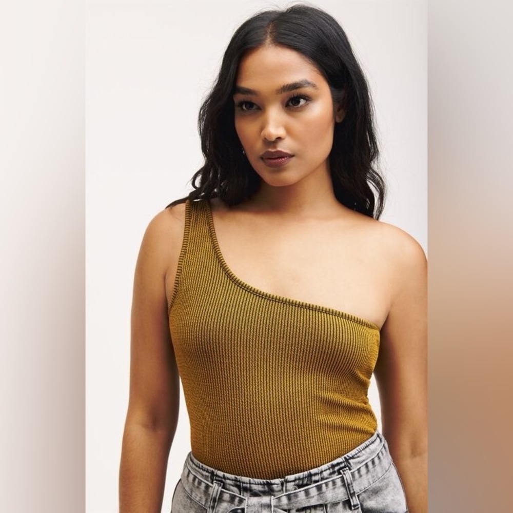 One-Shoulder Ribbed bodysuit in Gold Brown
